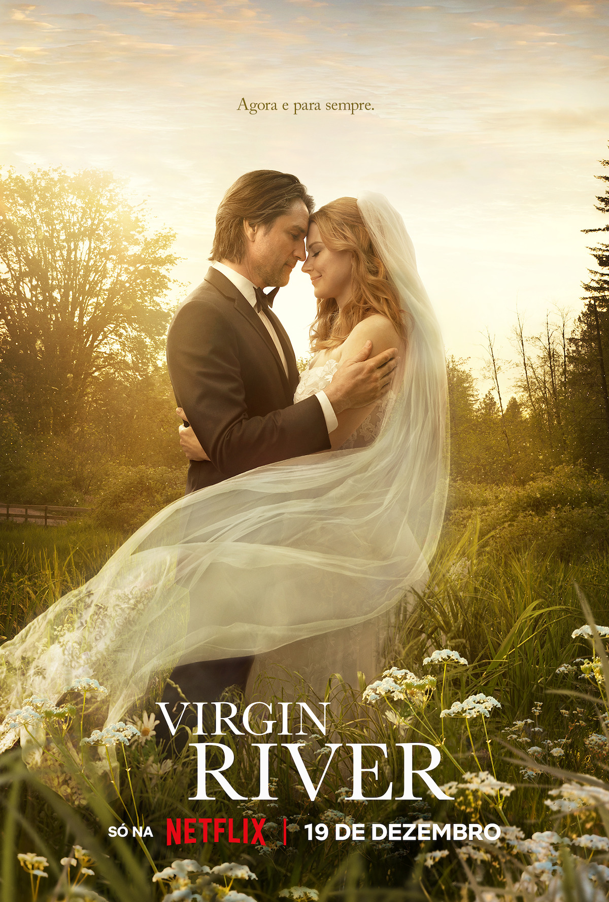 Pôster da temporada 6 de ‘Virgin River’ com Martin Henderson como Jack e Alexandra Breckenridge como Mel, vestindo roupas de casamento