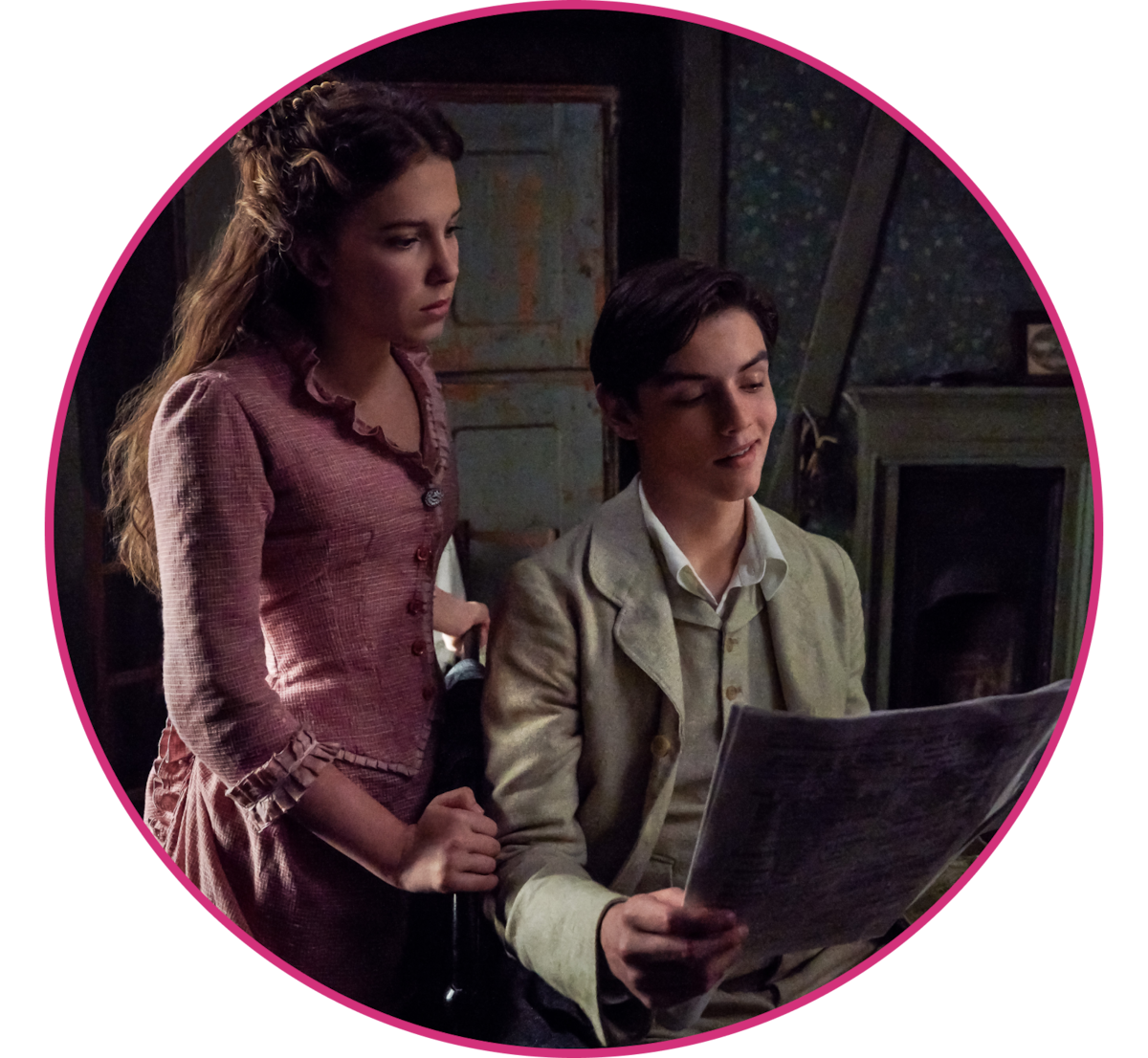 ENOLA HOLMES (L to R) MILLIE BOBBY BROWN as ENOLA HOLMES, LOUIS PARTRIDGE as TEWKSBURY.