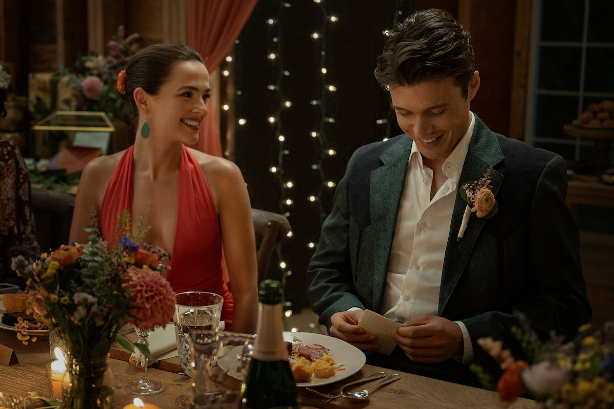 Voicemails for Isabelle. (L-R) Zoey Deutch as Jill and Nick Robinson as Wes in Voicemails for Isabelle. Cr. Diyah Pera/Netflix © 2026