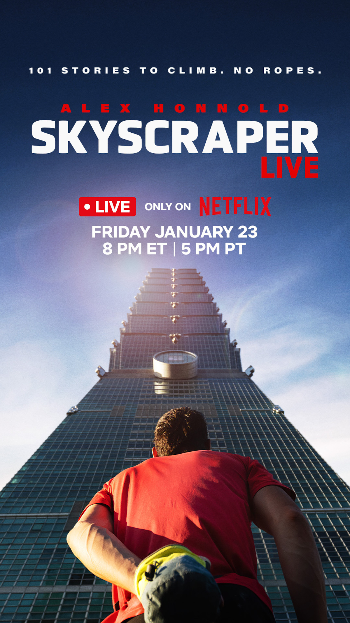 Alex Honnold, con una camiseta roja, se encuentra en la base de un alto rascacielos, mirando hacia arriba, preparándose para escalar. Fondo de cielo azul. Texto promocional para un evento en vivo de Netflix sobre escalar un rascacielos sin cuerdas.