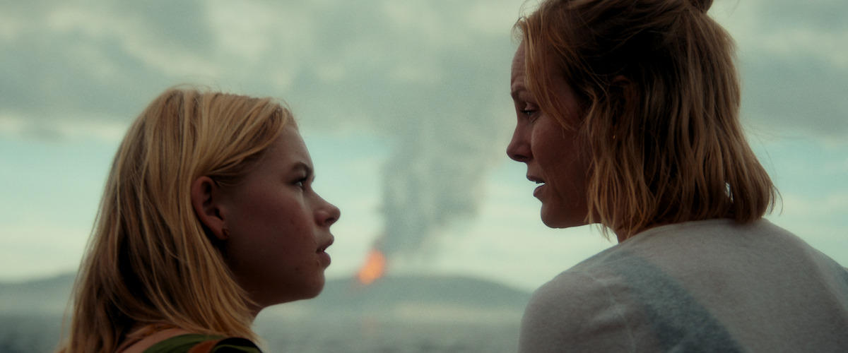 Alma Günther as Sara and Ingrid Bolsø Berdal as Jennifer in ‘La Palma’