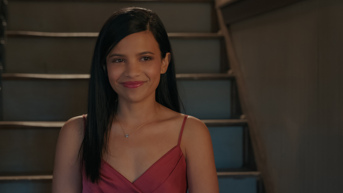 Nikki Rodriguez nei panni di Jackie indossa un vestito rosso nella prima stagione di "La mia vita con i Walter Boys"