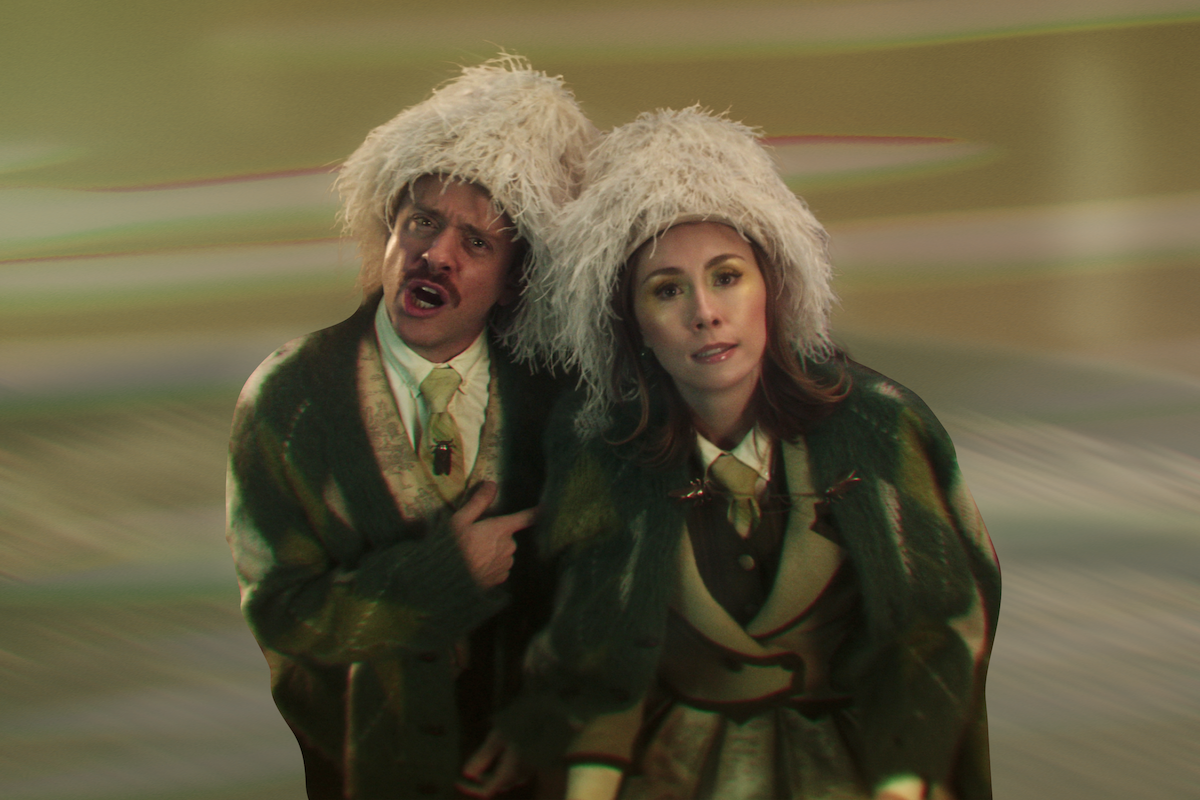 Max Jenkins as Kingham and Caitlin Reilly as Litty in Dead Boy Detectives.