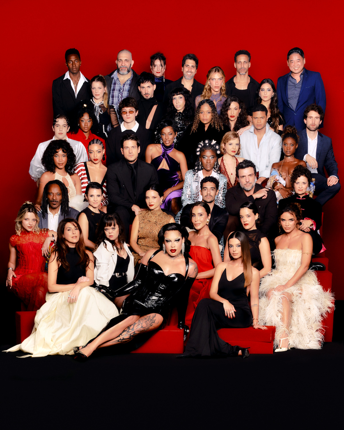 Grupo de artistas reunidos na festa de 15 anos da Netflix no Brasil