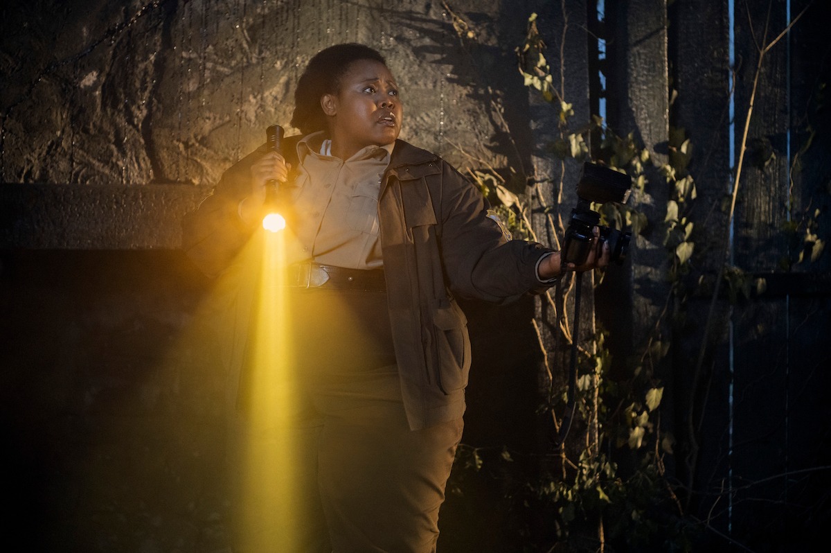 Conheça o elenco e personagens de Wandinha Temporada 2 A segunda temporada de Wandinha finalmente chegou à Netflix trazendo ainda mais mistério, humor sombrio e novos rostos para agitar a Nevermore Academy. Entre o retorno de personagens icônicos da família Addams e a estreia de figuras enigmáticas que prometem virar a vida de Wandinha de cabeça para baixo, a trama mergulha em intrigas sobrenaturais, conflitos familiares e segredos mortais. Luyanda Unati Lewis-Nyawo as Sheriff Ritchie Santiago in Season 1 of ‘Wednesday’