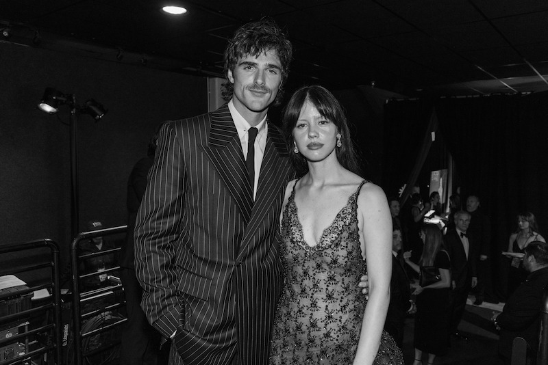 Jacob Elordi and Mia Goth pose together.