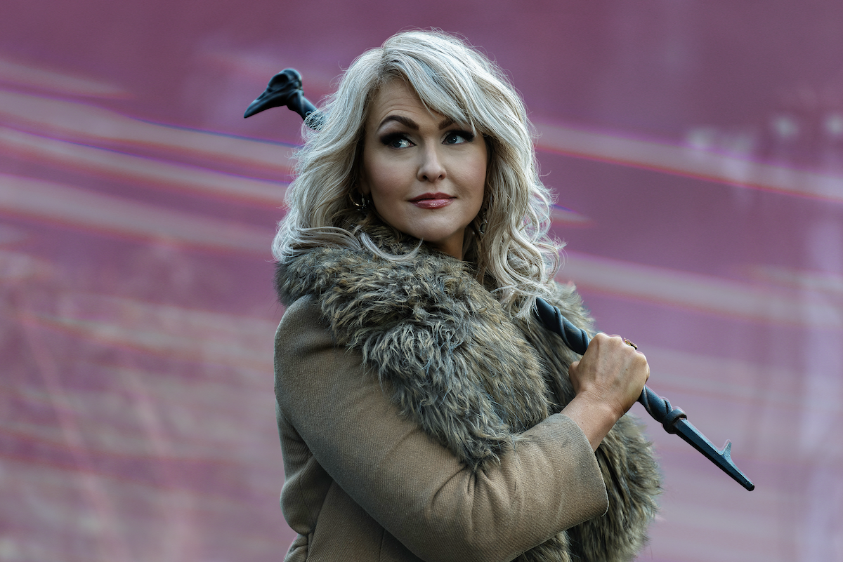 Jenn Lyon as Esther Finch in Dead Boy Detectives.