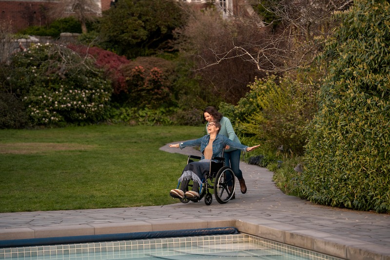 Sarah Chalke as Kate and Katherine Heigl as Tully in Season 2 of Firefly Lane.