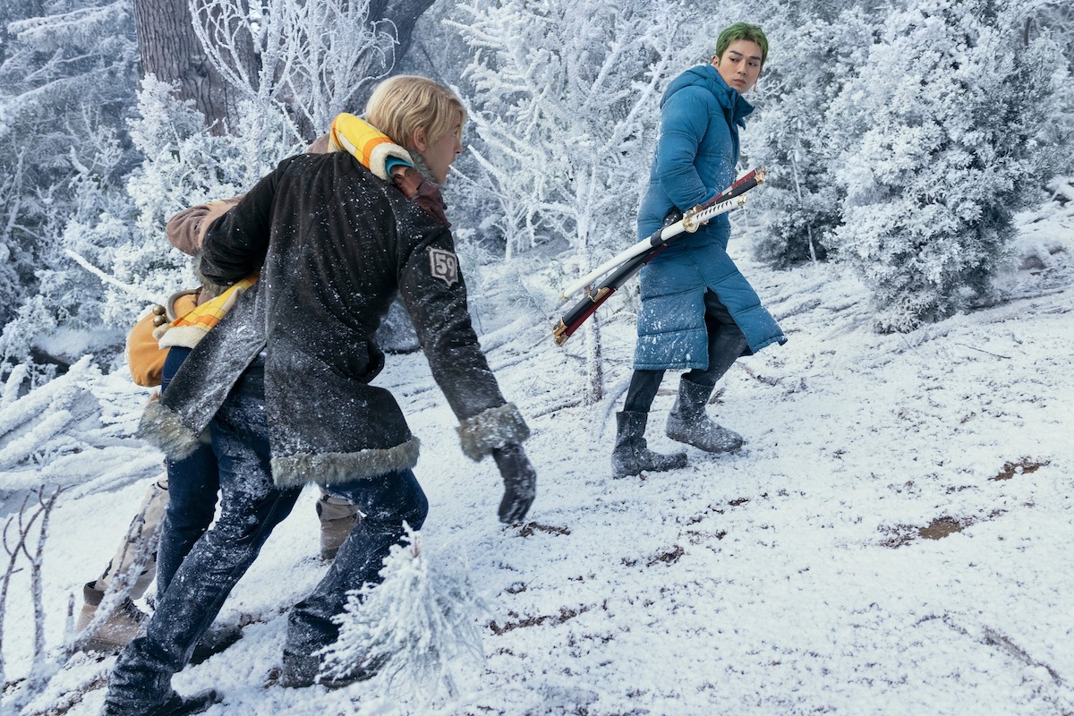 zoro-sanji-e-tripulacao-de-one-piece-live-action-em-cenario-de-neve-com-espadas-e-roupas-de-inverno