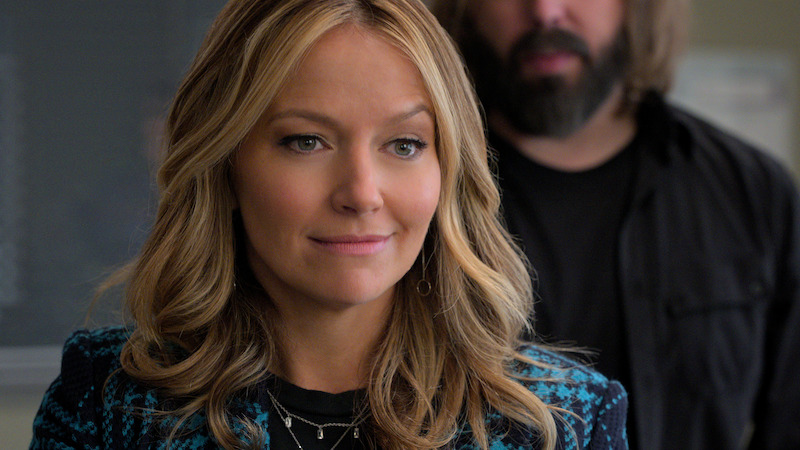 Becki Newton, como Lorna Crane, e Angus Sampson, como Dennis “Cisco” Wojciechowski.