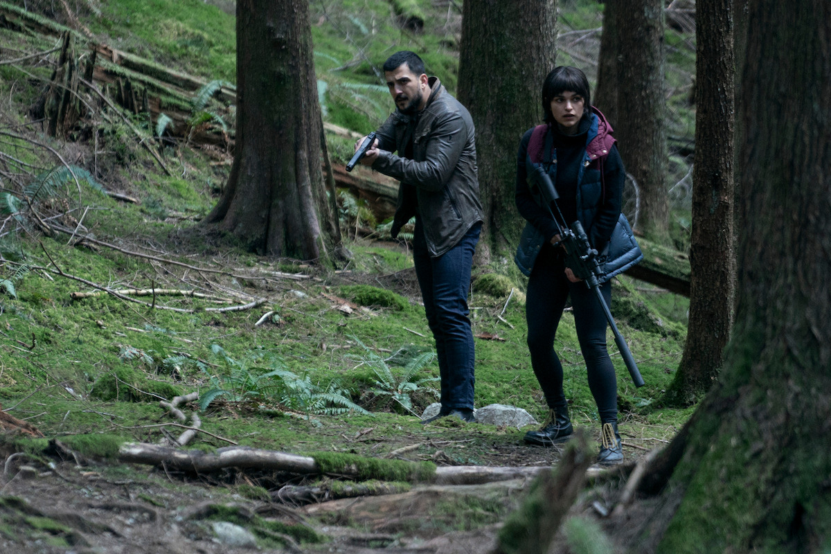 Phoenix Raei as Dale (left) and Eve Harlow as Ellen in Season 1 of The Night Agent.