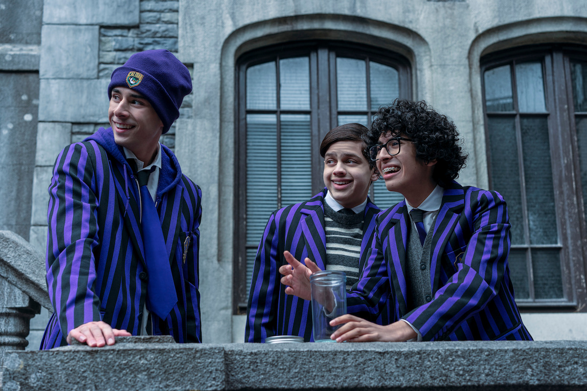 Conheça o elenco e personagens de Wandinha Temporada 2 A segunda temporada de Wandinha finalmente chegou à Netflix trazendo ainda mais mistério, humor sombrio e novos rostos para agitar a Nevermore Academy. Entre o retorno de personagens icônicos da família Addams e a estreia de figuras enigmáticas que prometem virar a vida de Wandinha de cabeça para baixo, a trama mergulha em intrigas sobrenaturais, conflitos familiares e segredos mortais. Moosa Mostafa as Eugene Ottinger in Season 2 of ‘Wednesday’
