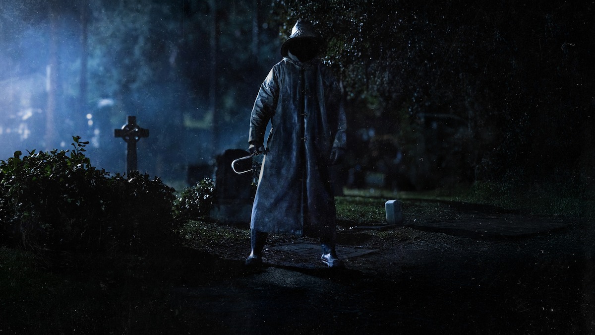 The killer in a fisherman’s slicker and a hook appears in a graveyard in ‘I Know What You Did Last Summer.’