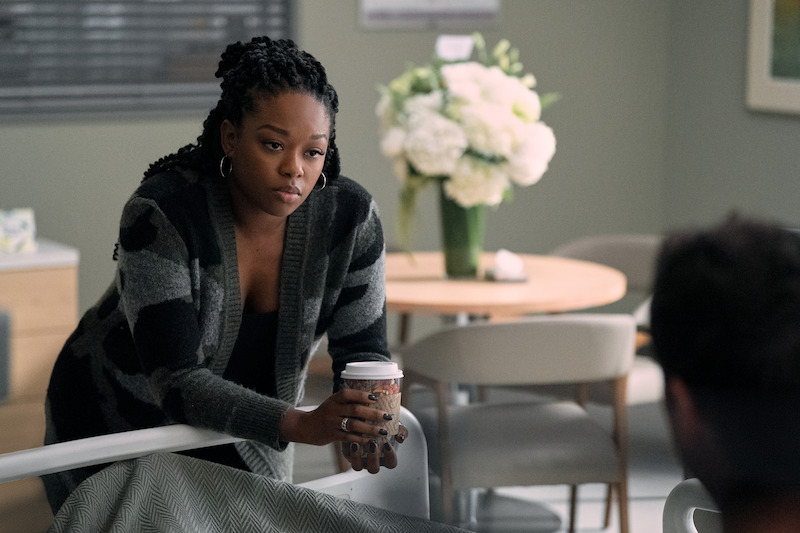 Jazz Raycole, como Izzy Letts.