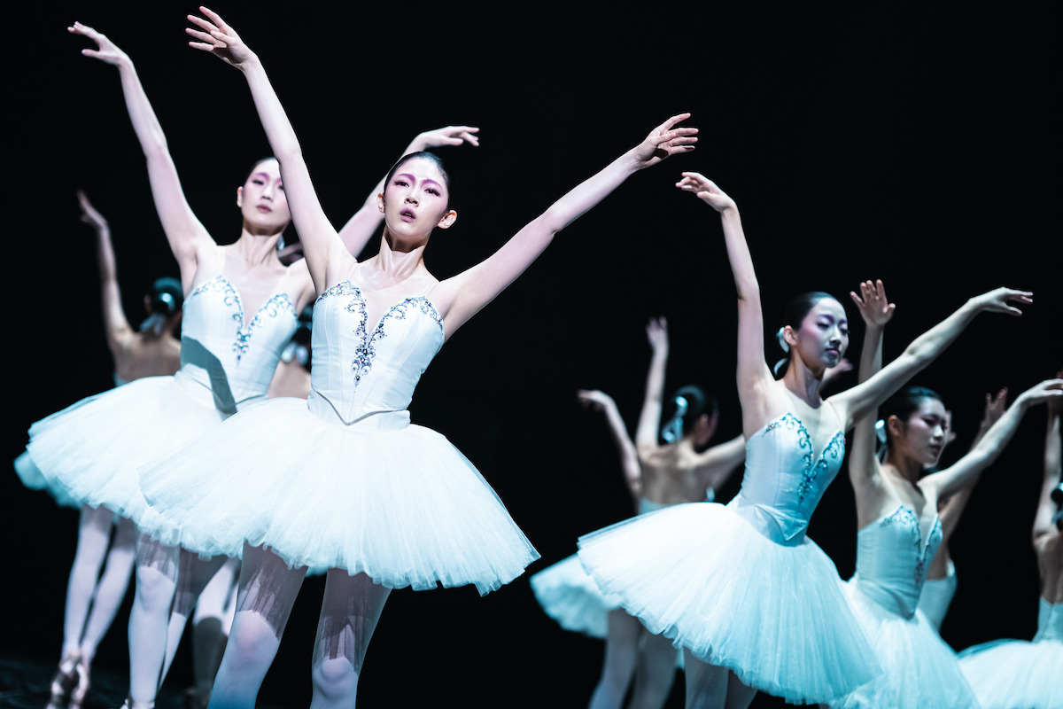 Park Yu-rim as Min-hee performing with fellow ballerinas  