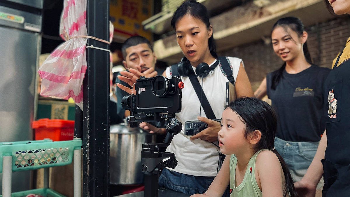 Left-Handed Girl. (Featured L-R) Director Shih-Ching Tsou, Nina Ye as I-Jing and Shih-Yuan Ma as I-Ann on the set of Left-Handed Girl. Cr. LEFT-HANDED GIRL FILM PRODUCTION CO, LTD © 2025.