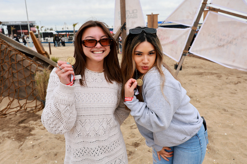 two fans at pogulandia