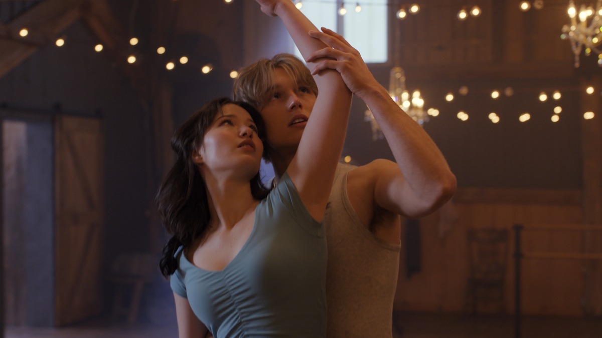 Madelyn Keys como Adriana Russo y Cale Ambrozic como Brayden Elliot practican sus movimientos en un estudio de baile en 'Finding Her Edge'.