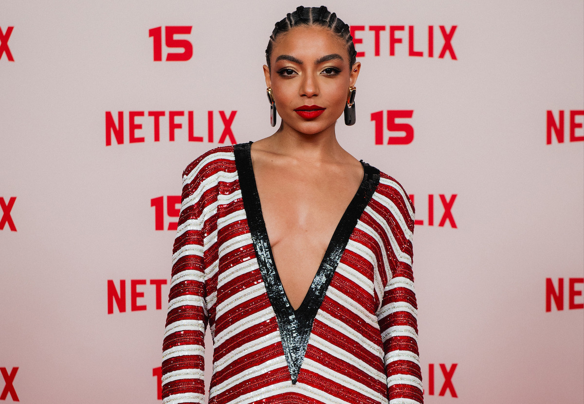 Atriz Any Gabrielly posa para foto no tapete vermelho da festa de 15 anos da Netflix no Brasil