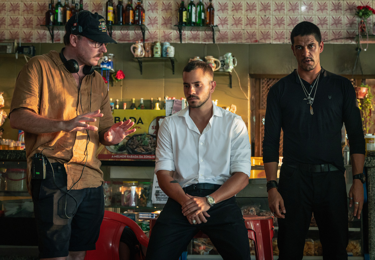 Três homens conversam no set de “Os Donos do Jogo”