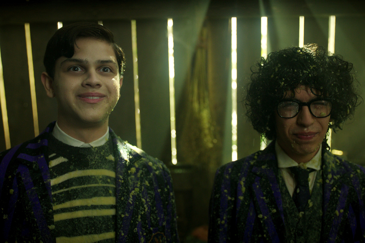Isaac Ordonez como Pugsley Addams y Moosa Mostafa como Eugene Otinger en la temporada 2 del 'Miércoles'.