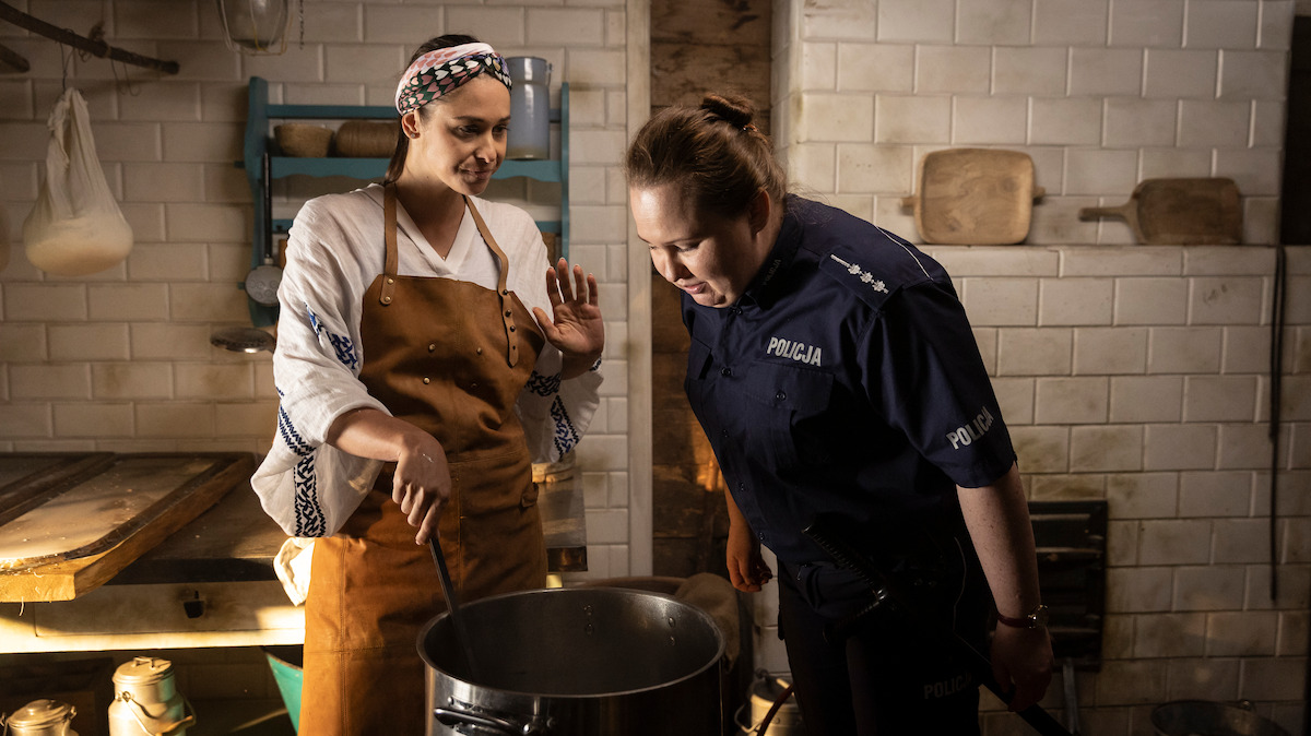 Anna Szymańczyk i Angelika Cegielska gotują w kuchni w „Bez ciśnienia”.