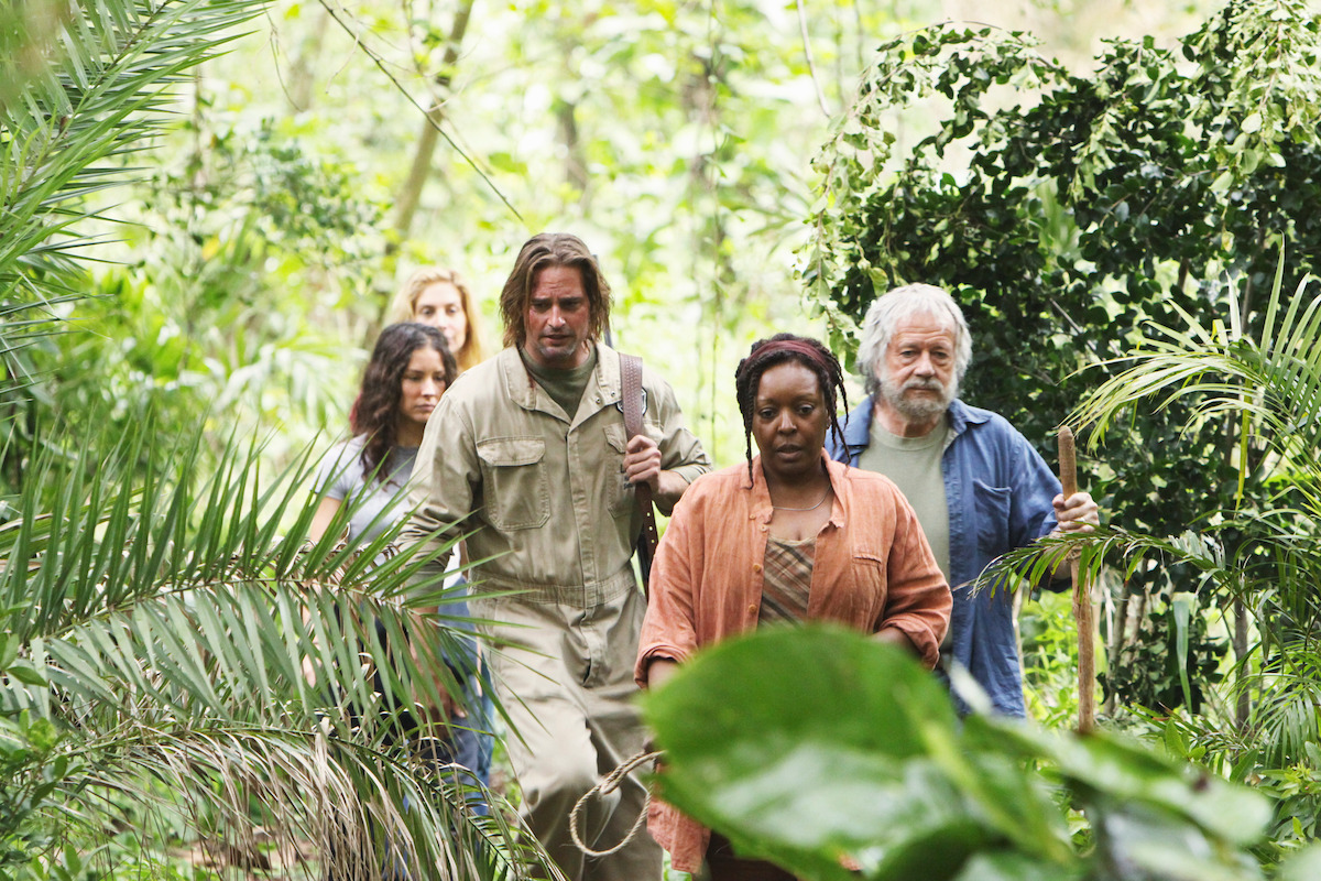  Evangeline Lilly, Elizabeth Mitchell, Josh Holloway, L. Scott Caldwell, and Sam Anderson walking through the forest.