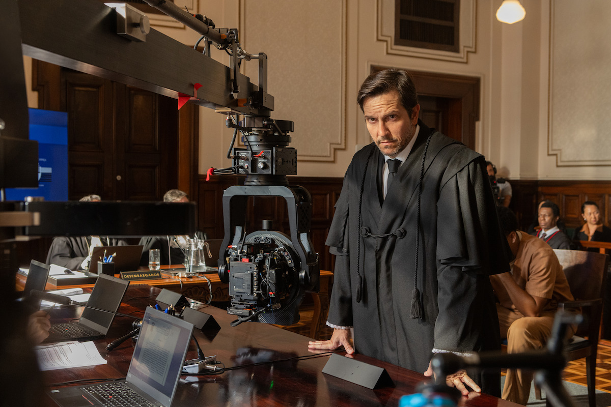 Vladimir Brichta encara uma câmera no set de ‘Habeas Corpus’