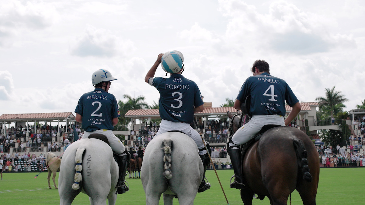 Merlos, Poroto, and Panelo seen from behind while on their horses.