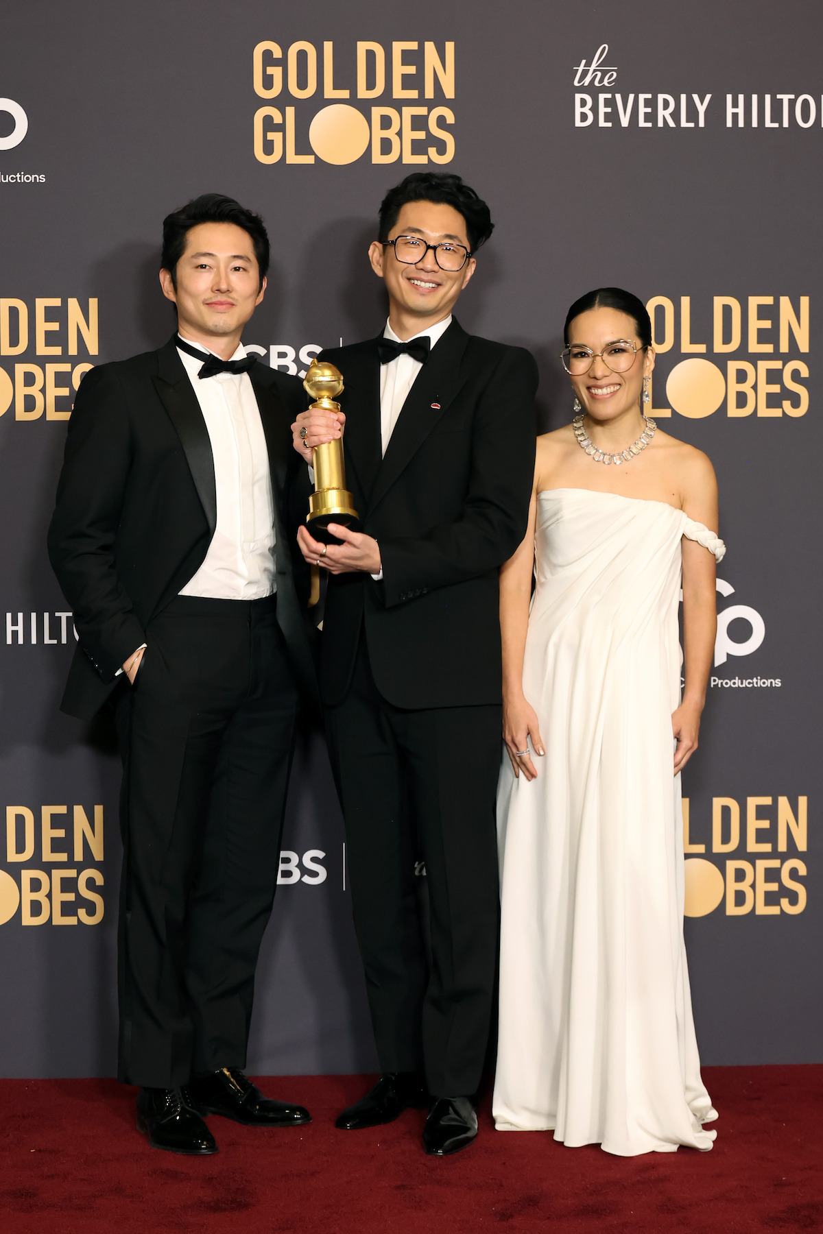 Steven Yeun, Lee Sung Jin dan Ali Wong, pemenang penghargaan Penampilan Terbaik dalam Serial Terbatas, Seri Antologi, atau Film yang Dibuat untuk Televisi dan Serial Terbatas, Serial Antologi, atau Film yang Dibuat untuk Televisi untuk "Daging sapi" berpose di ruang pers pada Penghargaan Golden Globe Tahunan ke-81 di The Beverly Hilton pada 07 Januari 2024 di Beverly Hills, California.