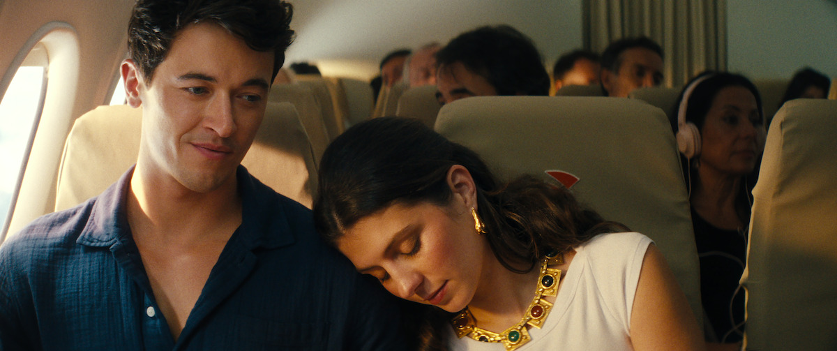 Tom Blyth as Alex and Emily Bader as Poppy in ‘People We Meet on Vacation’