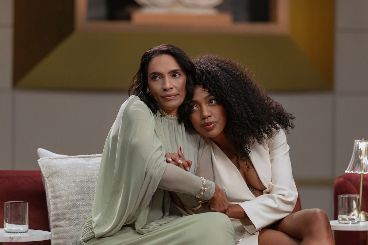 A dupla vencedora da primeira temporada do reality ‘Sua Mãe Te Conhece?', Daniella e Monique, se abraçam