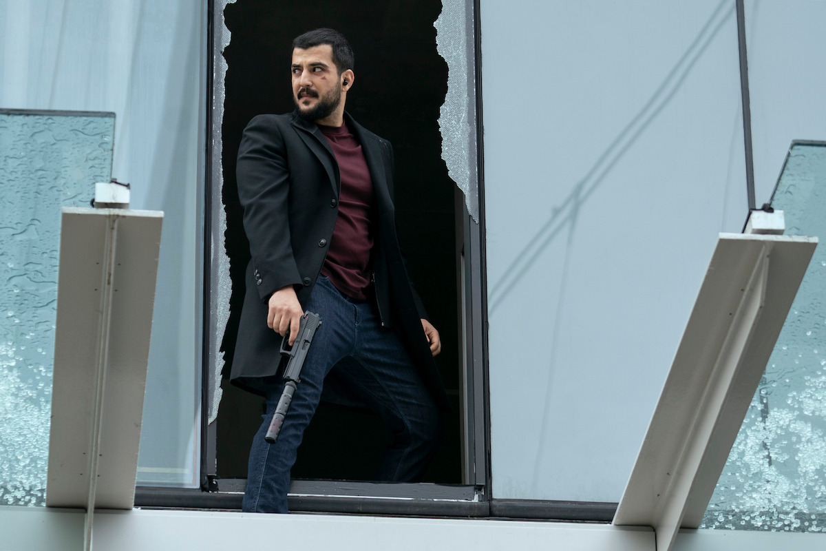 Phoenix Raei as Dale in Season 1 of ‘The Night Agent’