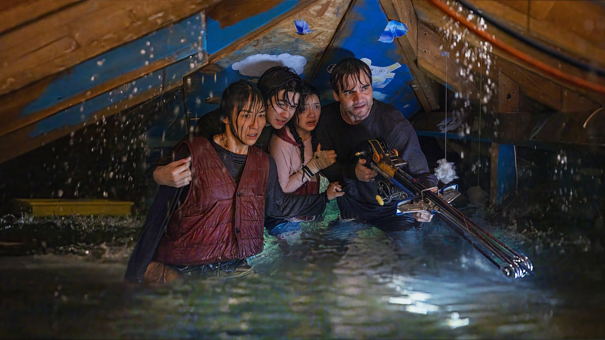 Noah Alexander Sosnowski, Greta Lee, Riley Chung e Wagner Moura em cena de “A Última Casa”