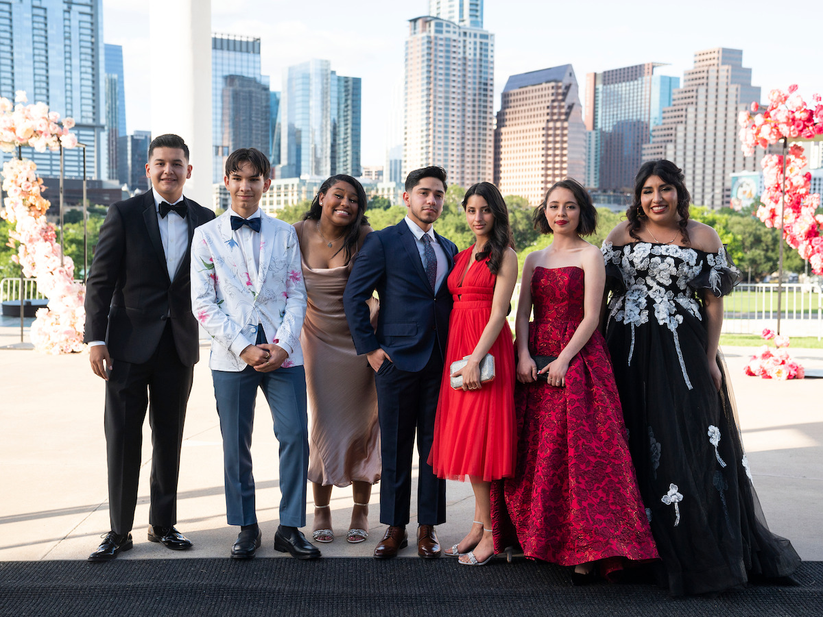 The group of Navarro students pose