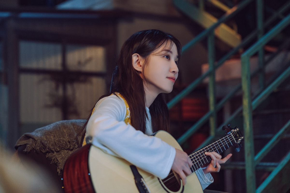 Park Eun-Bin as Seo Mok-Ha plays the guitar in ‘Castaway Diva.’