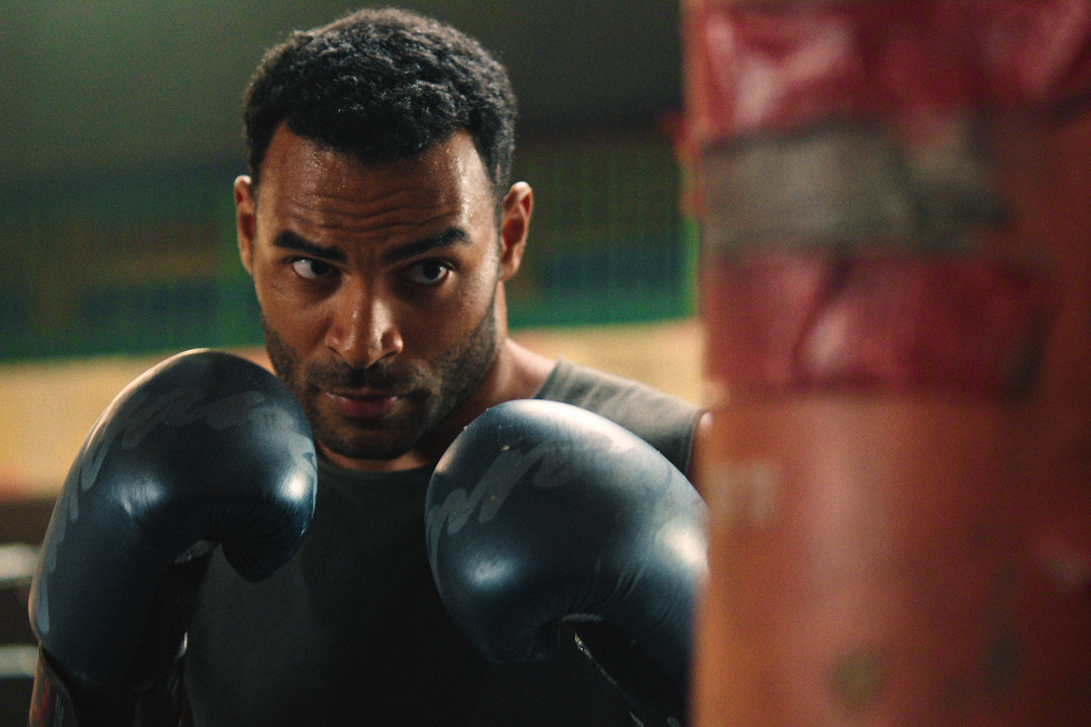 Boxeador vivido por Vinícius Neri treina em uma academia, em cena da série “Fúria”