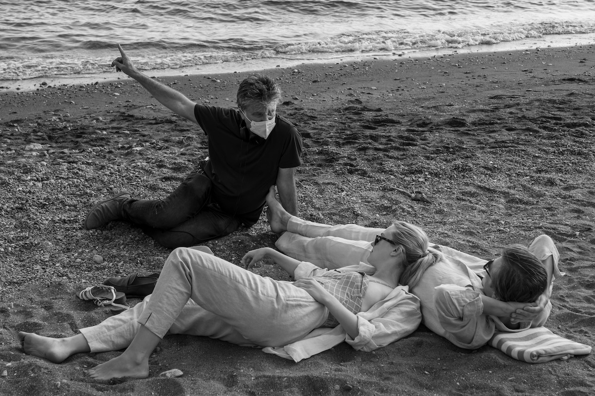 Showrunner, Director, and Executive Producer Steven Zaillian, works with Dakota Fanning as Marge Sherwood, and Johnny Flynn as Dickie Greenleaf behind the scenes of Season 1 of ‘Ripley’