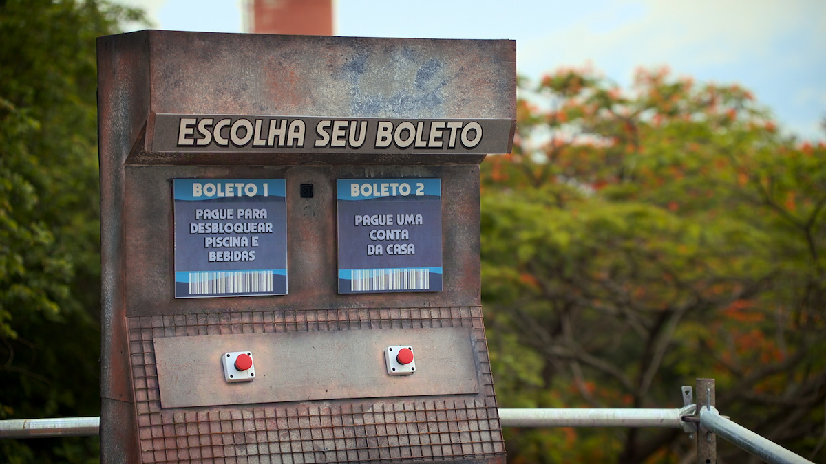Cena de ‘Sua Mãe Te Conhece’ mostra uma máquina com dois botões vermelhos
