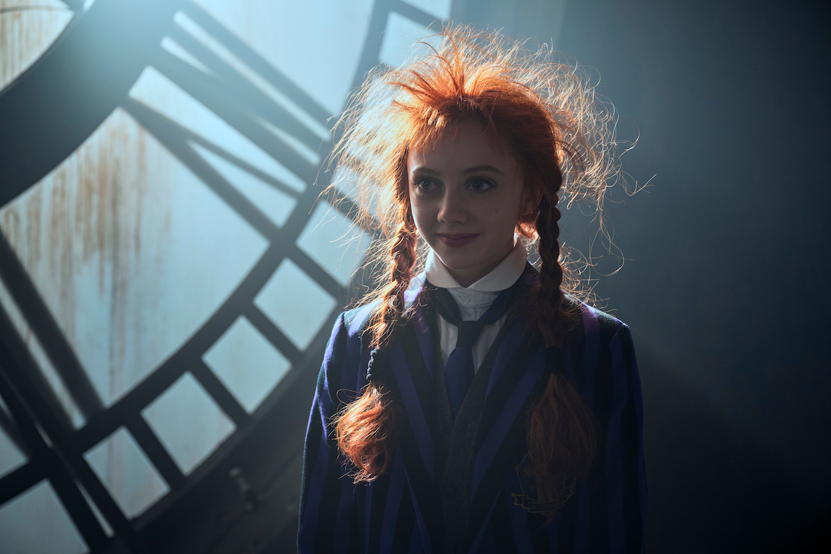 Conheça o elenco e personagens de Wandinha Temporada 2 A segunda temporada de Wandinha finalmente chegou à Netflix trazendo ainda mais mistério, humor sombrio e novos rostos para agitar a Nevermore Academy. Entre o retorno de personagens icônicos da família Addams e a estreia de figuras enigmáticas que prometem virar a vida de Wandinha de cabeça para baixo, a trama mergulha em intrigas sobrenaturais, conflitos familiares e segredos mortais. Evie Templeton as Agnes DeMille in Season 2 of ‘Wednesday’