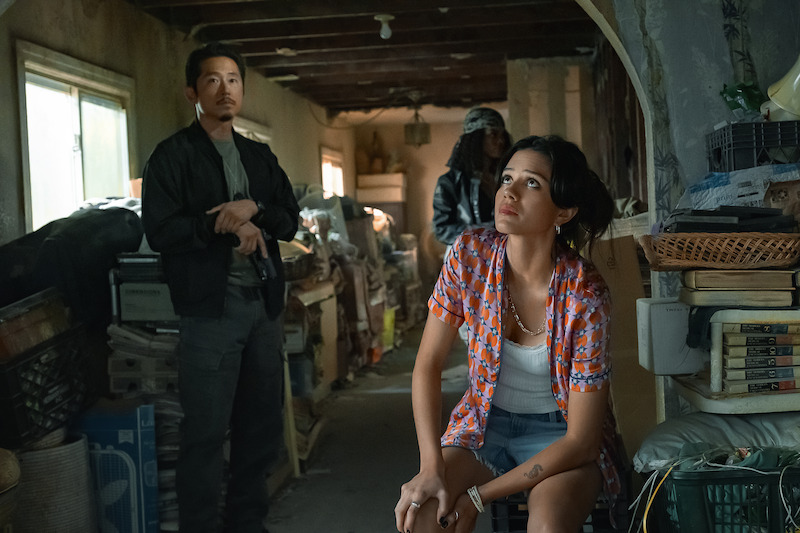 Steven Yeun as Detective Mike Ro and Sasha Calle as Desi in 'The Rip.'