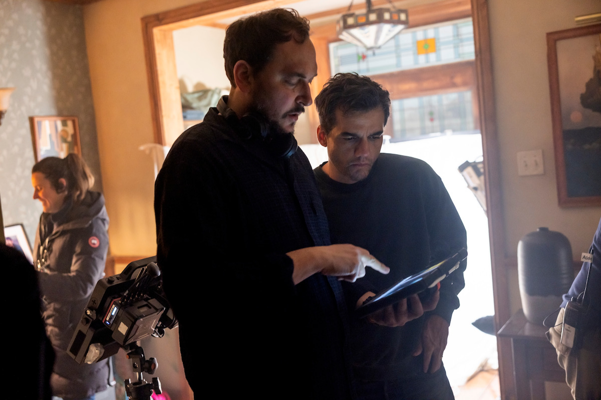 Diretor Louis Leterrier conversa com o ator Wagner Moura no set de “A Última Casa”