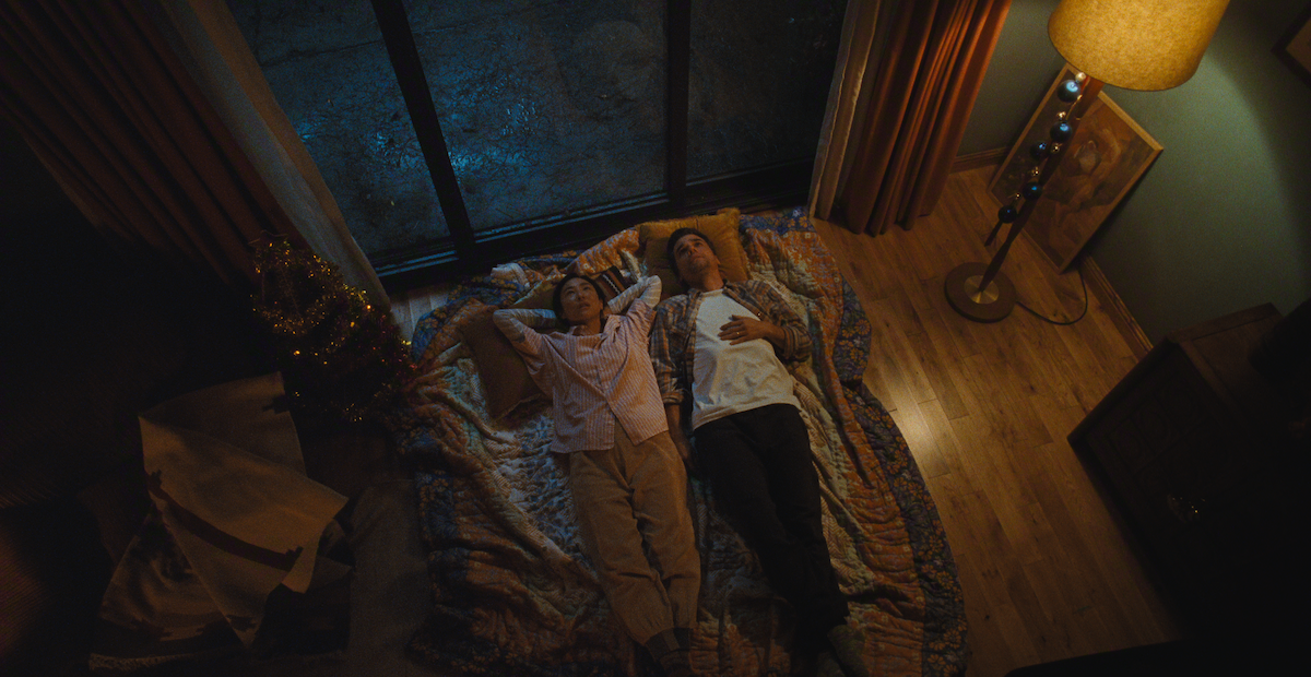 Wagner Moura e Greta Lee em cena no filme “A Última Casa”
