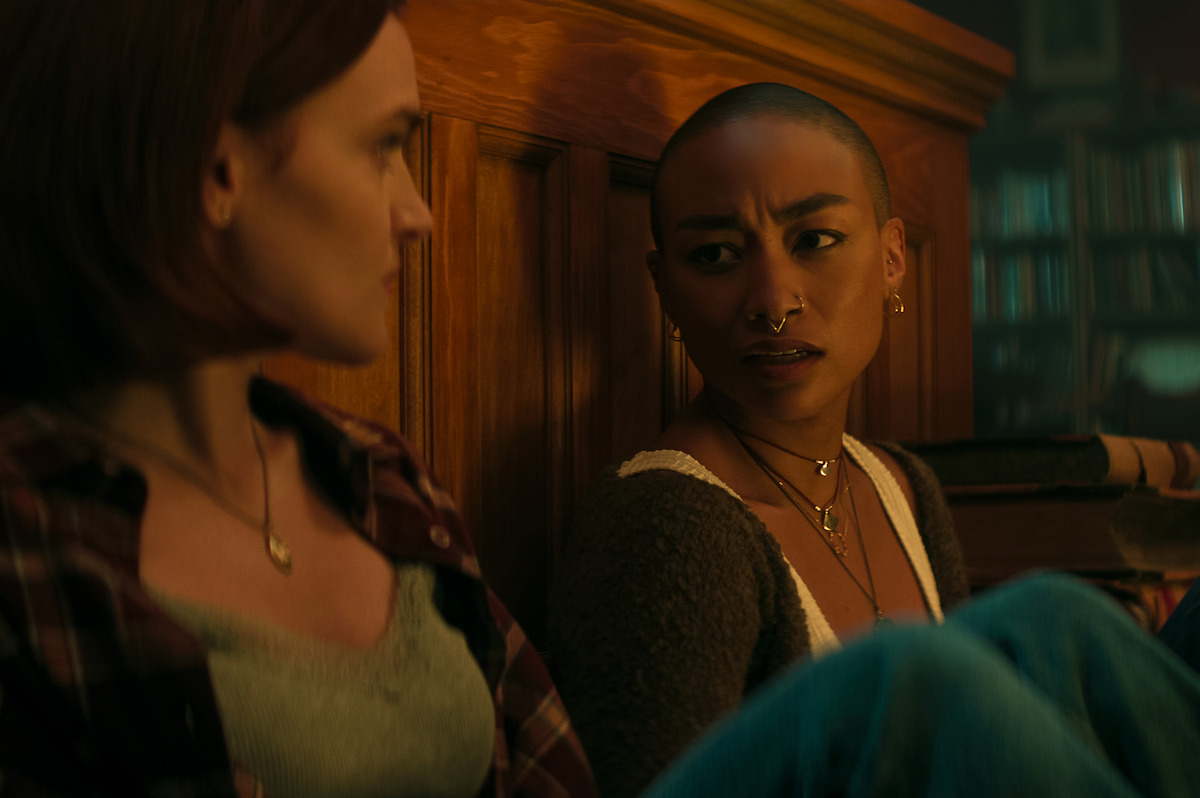 Madeline Brewer as Bronte, Tati Gabrielle as Marienne Bellamy in ‘You.’