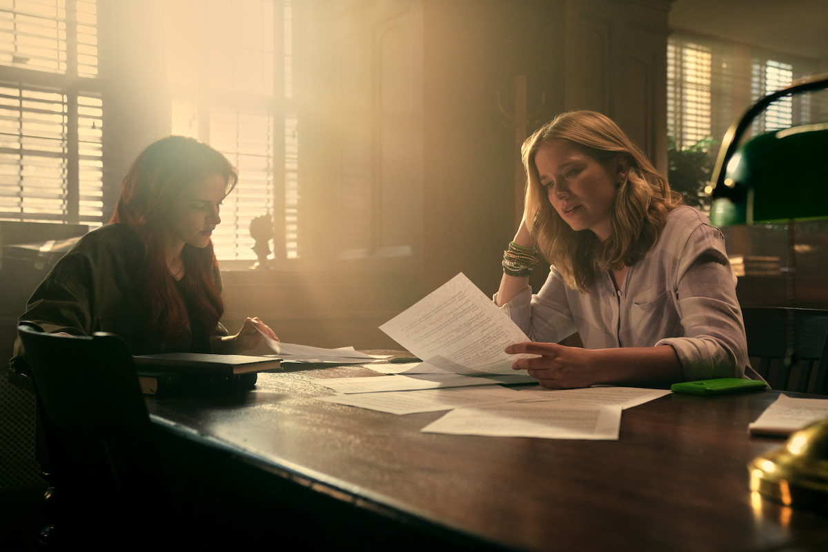 Madeline Brewer as Bronte, Elizabeth Lail as Guinevere Beck in ‘You’