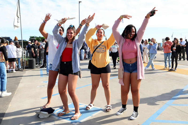 four fans at poguelandia