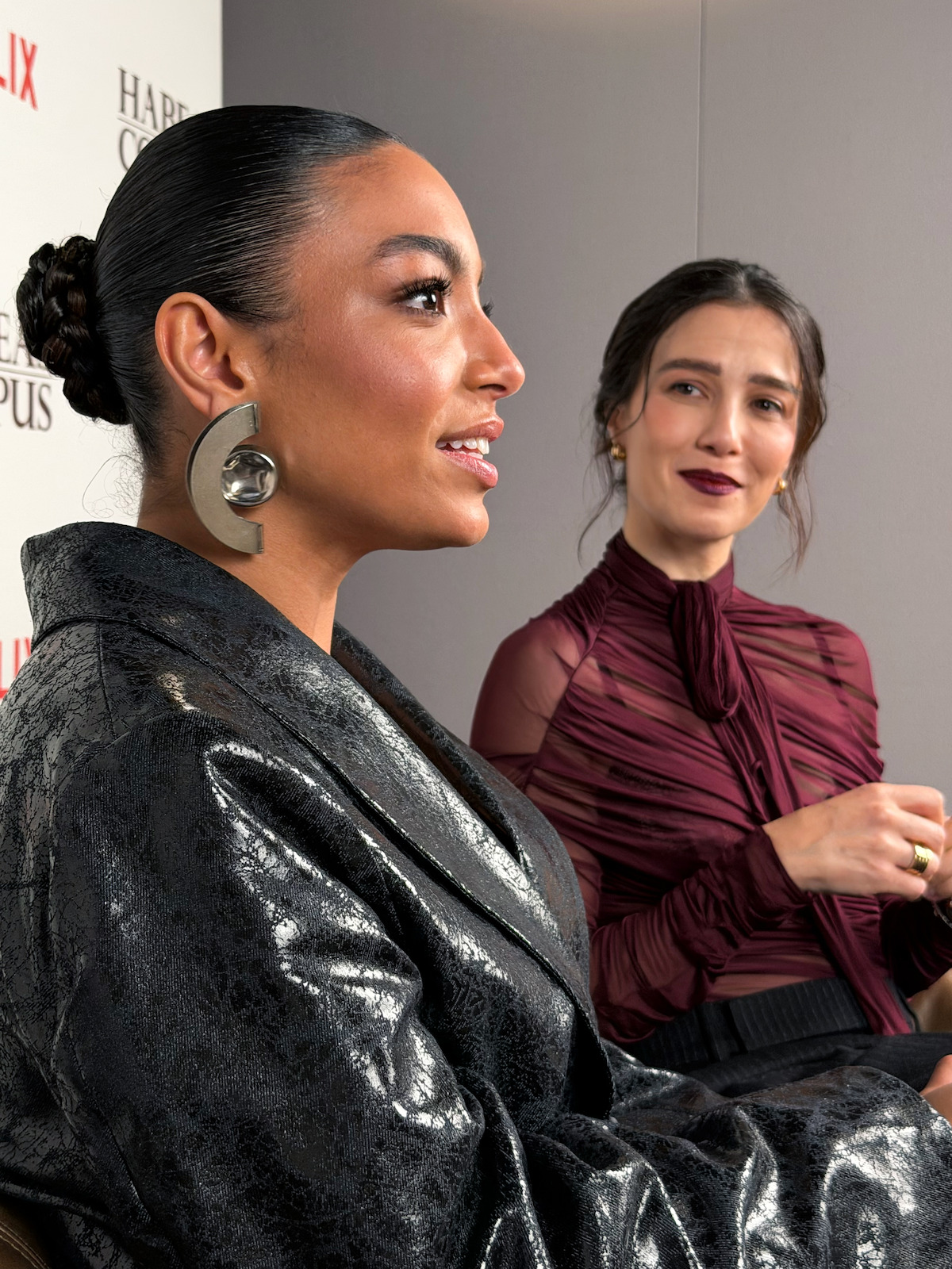 Duas mulheres, as atrizes Marjorie Estiano e Any Gabrielly sentam lado a lado durante uma entrevista