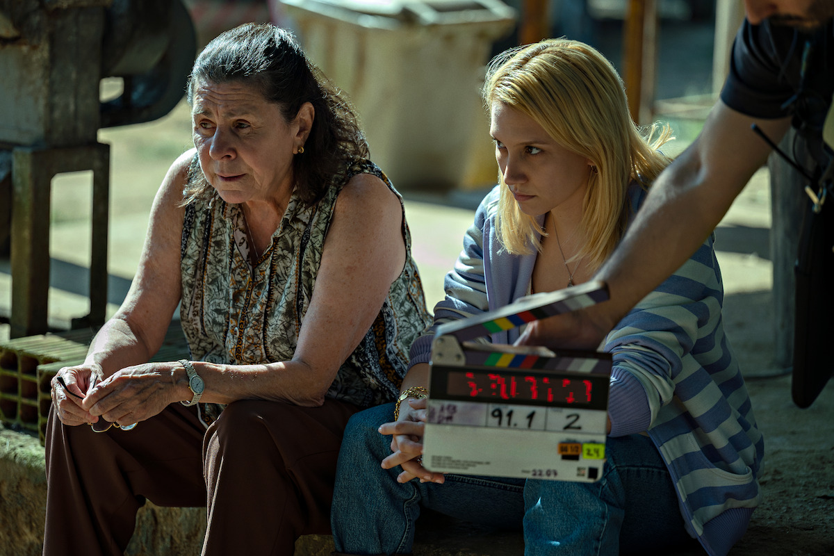 Lorena Comparato e Denise Weinberg sentadas aguardando a filmagem começar no set de Elize: Sombras de uma Mulher