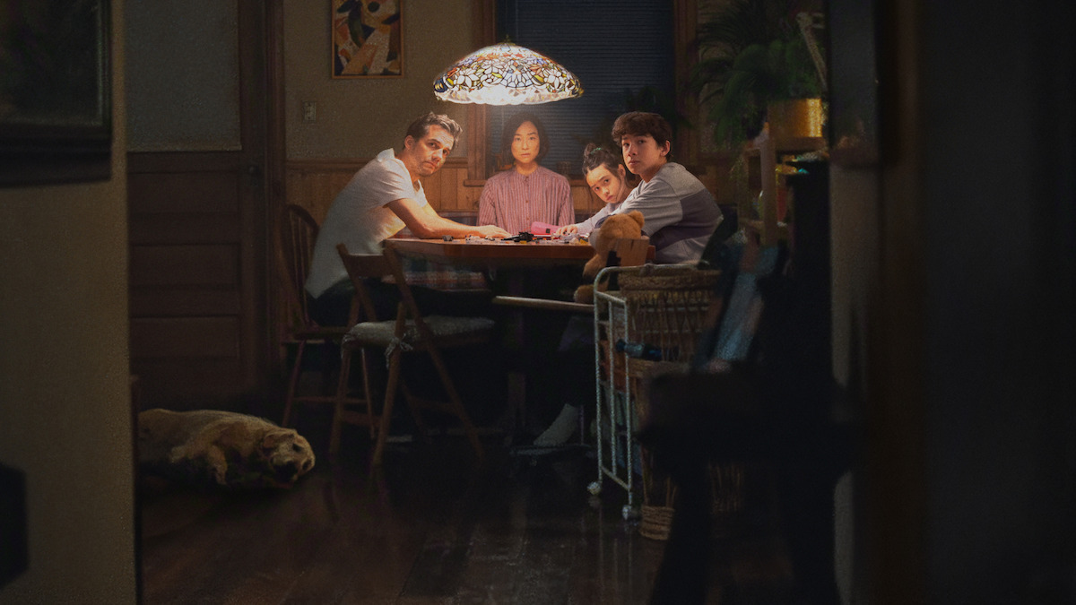 Noah Alexander Sosnowski, Greta Lee, Riley Chung e Wagner Moura em cena de “A Última Casa”
