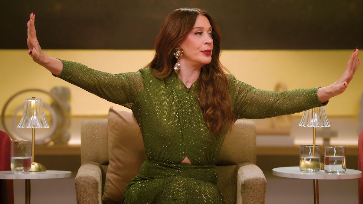 Claudia Raia, apresentadora do realito ‘Sua Mãe Te Conhece?’, separa uma briga no episódio final